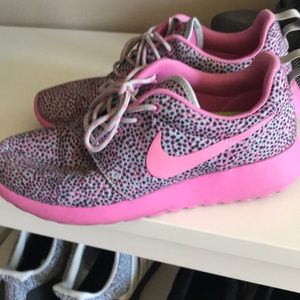 Nike Roshe gym shoes